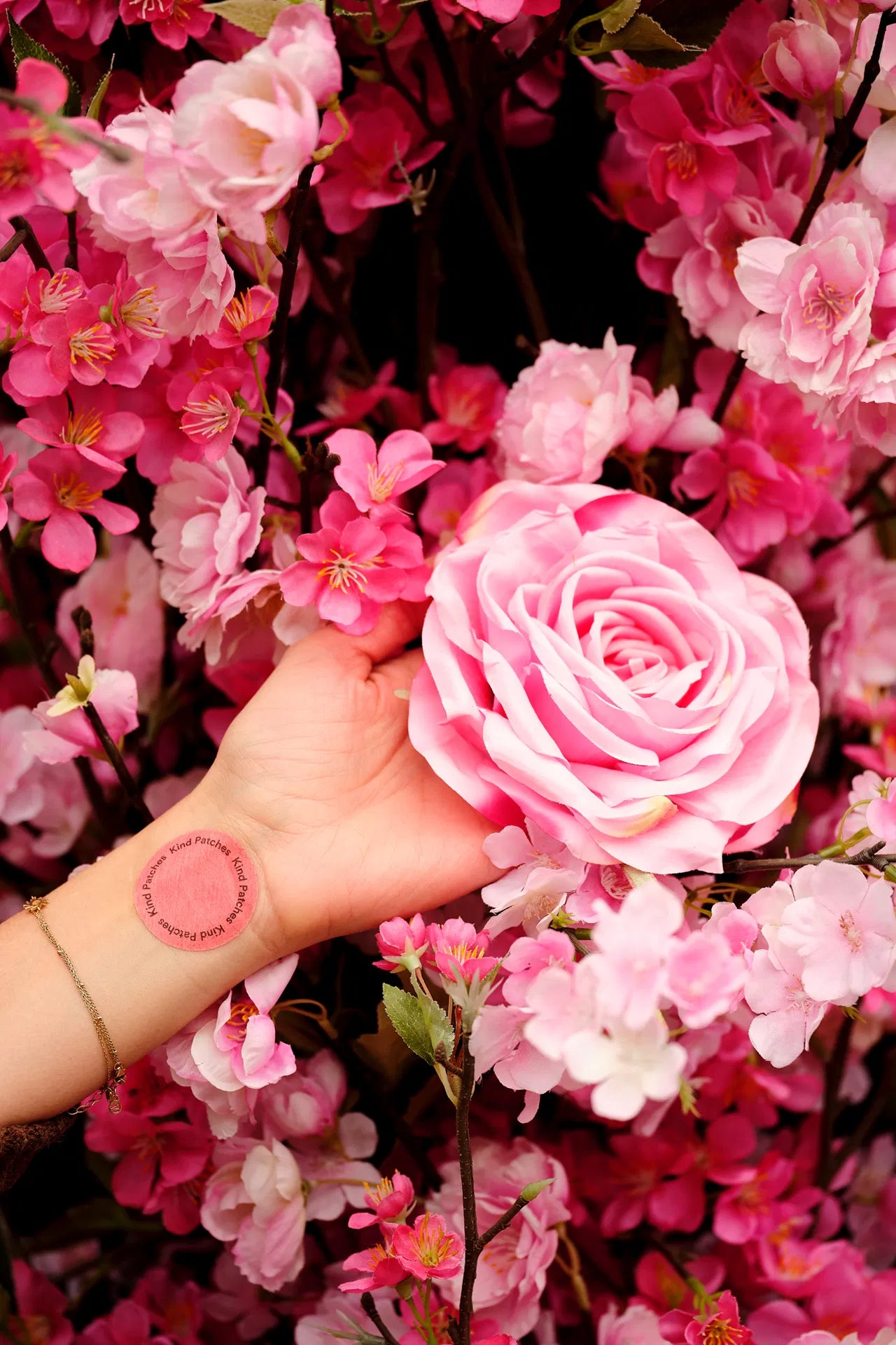 gül çiçekleri arasında glp-1 bandı kolunda yapıştırılmış kadın