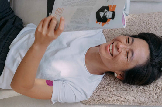 menopoz bandı yapıştırmış kadın